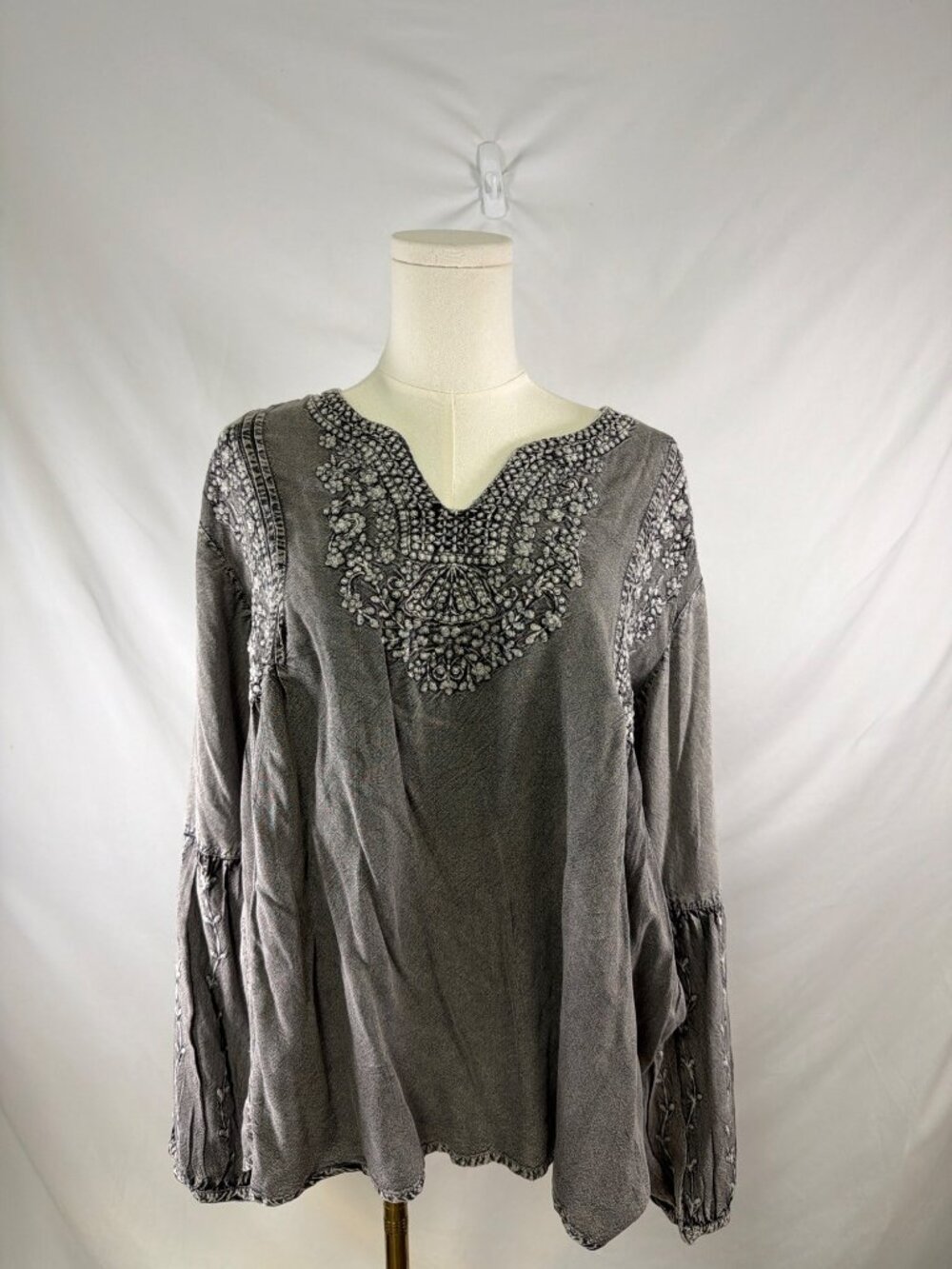 Solitaire Women’s Gray Peasant Blouse Sz. M